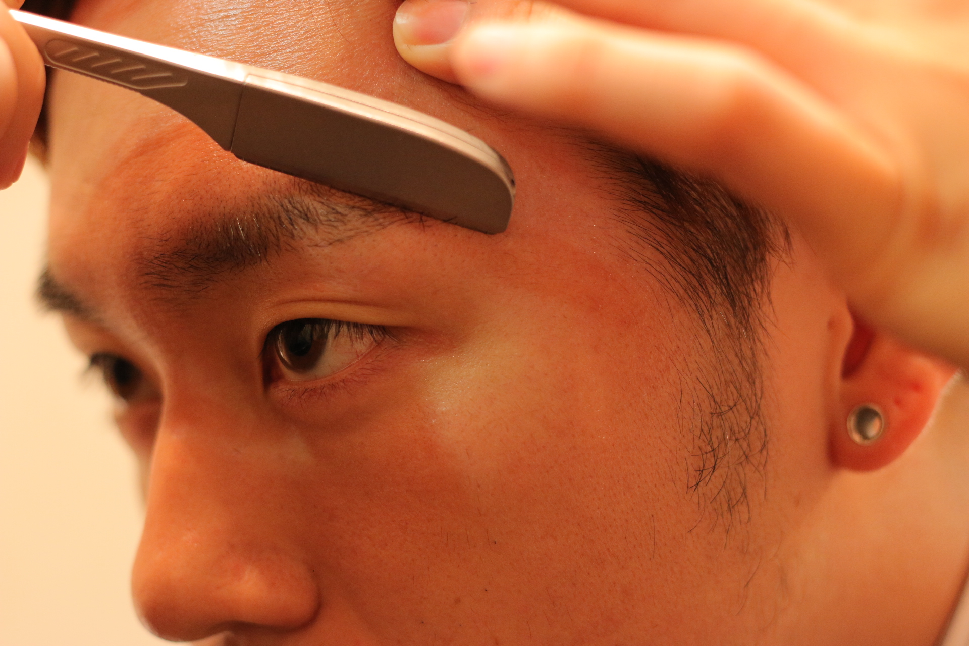 メンズ眉毛の正しい整え方とは？初心者でも簡単に“モテ眉”が作れる方法を伝授 | メンズファッションメディア OTOKOMAE / 男前研究所